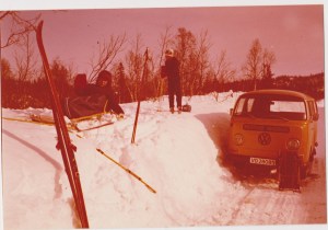 På tur til hytta - før 1980. Første VW-sleden er heimelaga, gubben skal være hest. Arthur i bakgrunnen. Foto: Privat