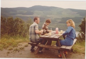 Rasteplass ved Beitostølen på tur til Stord 1980. Foto: Privat