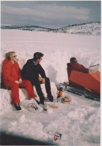 Samme dag på Reingardsvatnet.  Kjelken er en militærmodell av type skikjelke - stol og vindskjerm av eget fabrikat. Kjelken ble først dratt av den første Bamse -senere av gubben- senere igjen etter at Yamaha 350 snøscooter ble innkjøpt. Foto: Privat