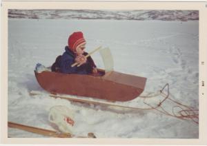 På fisketur i hjemmesnekret pulk. Foto: Privat